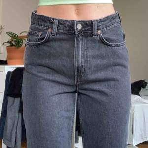 Superfina jeans från Weekday i modellen Voyage. Möts upp i Malmö eller skickas mot frakt 🌹 OBS katt finns i hemmet. 