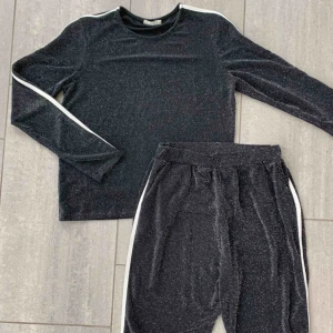  - Glittrigt set i Lurex! använd max 5 gånger. Finns fickor på byxorna! delarna kan säljas tillsammans eller separat. priset inkluderar frakt! 