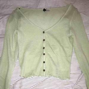 Söt crop top / tröja i mint grön från Hm. Använd endast en gång. Frakten ingår i priset som står , betalning via Swish. 