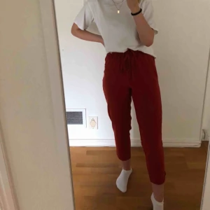 - Ett par rostfärgade byxor från Zara, lite kortare i modellen. Köptes för ca 2år sedan, ej kommit till användning så mycket så säljer dem nu.   Betalning sker via Swish och köparen står för frakten, kan mötas nära sölvesborg/bromölla!
