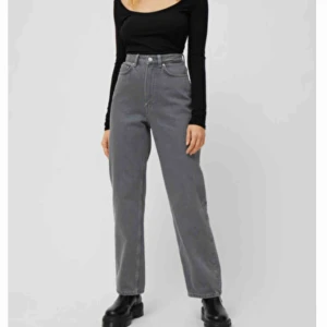  - Säljer nu dessa helt oanvända rowe jeansen från weekday. Aldrig använda och prislapp sitter fortfarande kvar. Anledningen till att de säljes är pga att jag inte hann lämna tillbaka de i butik innan tiden var ute. Jeansen är i storlek 27/32. 