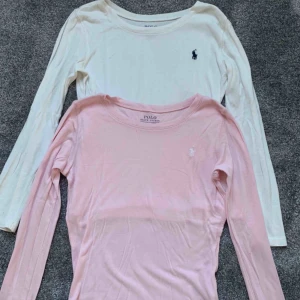  - Tröjor i super mjukt tyg från Polo Ralph Lauren  Säljer för 50kr st + frakt men om man köper båda 80kr + frakt Det står storlek 140 men jag som är 14 passar ändå tröjorna på mig så storlek 11-13 år 