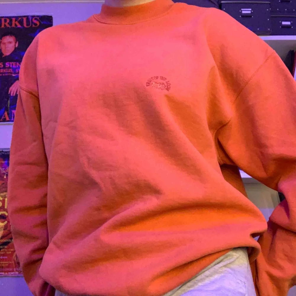 oversize orange sweatshirt av Fruit of the loom. Perfekt skick. . Hoodies.