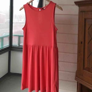  - Klänning från H&M i storlek 36. Säljes för 50kr. Kan mötas upp i Örebro.