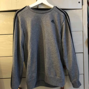  - Collegetröja från Adidas. Nypris ca 500kr. Ganska tunn i materialet med svarta ränder på sidan.