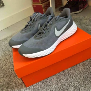  - Helt nya skor från nike, endast testade. Priset går att diskutera vid snabb affär. Köparen står för frakten men jag möts även upp i Borlänge/Falun.