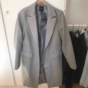  - Jättefin vår/höst kappa ! Aldrig använd och lapp kvar! 