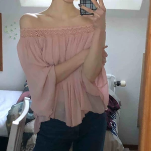  - Superfin dusty pink blus från Belles Shoes. Använd 1 gång, perfekt skick. Betalning via swish, kan mötas upp i Stockholm alternativt frakta då köparen står för frakten.
