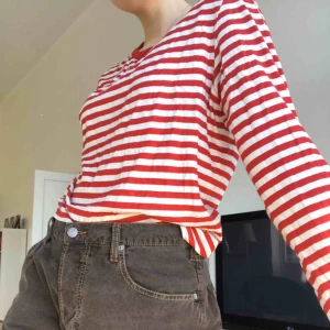  - Jätteskön och snygg basic röd och vit-randig långärmad. Har använt en del men är fortfarande Ibra skick!