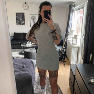  - En oversize t-shirt av adidas. Jätteskön, kan användas som klänning. Jag är 1.75 och den är perfekt på mig. Strl S/M. 