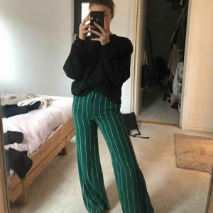  - Randiga kostymbyxor från H&M, härligt material och sitter perfekt. Storlek 34. Säljer pga att de aldrig kommer till användning!