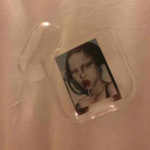  - Felfritt airpodsfodral med Monalisa motiv på 💕 Jätte fint men använder tyvärr inte 