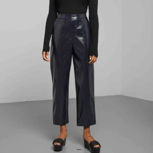  - Såå fina byxor i skinnimmitation från weekday! Aldrig använda då jag trodde jag skulle våga använda dom men så har det inte blivit på ett halvår så jag försöker sälja de istället! 