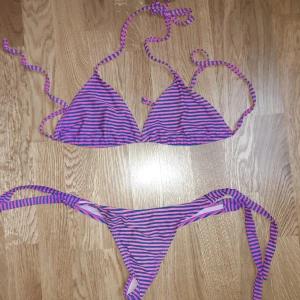 String bikini ny - Bikini i köpt på ibiza använd 1 gång vid en fotosession. Underdelen passar xs-m överdelen passar lite större byst typ b-d kupa. Beroende hur man vill att den skall sitta 👙🎀🎶💃 100 sek ink frakt