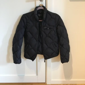  - Peak jacka i fint skick, knappt använd. Kan mötas upp i kungsbacka eller posta, köparen står för frakten. 