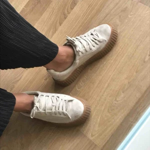  - Sneakers i moccaimitation med platåsula! Sandfärgade/beiga. Fint skick!