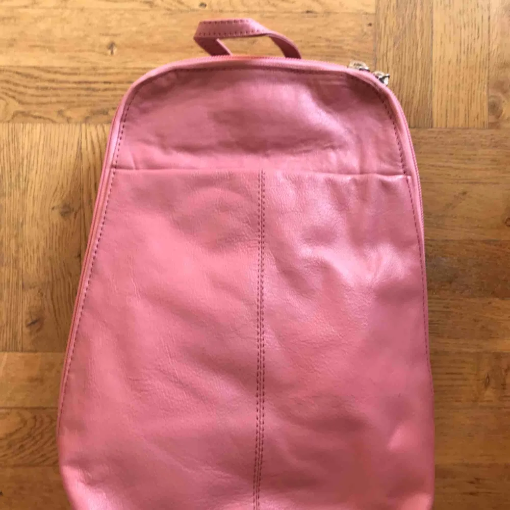 Otroligt söt och funktionell slutsåld pastell rosa ryggsäck i läder från ASOS. Säljer den pga jag har för många rosa väskor!  Mått: 28x22x7,5 cm. Ny i originell förpackning.  Nypris: 410kr . Väskor.
