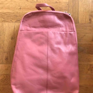  - Otroligt söt och funktionell slutsåld pastell rosa ryggsäck i läder från ASOS. Säljer den pga jag har för många rosa väskor!  Mått: 28x22x7,5 cm. Ny i originell förpackning.  Nypris: 410kr 