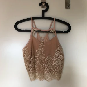  - Rosa topp med glittermönster. Bra kvalité och skick!