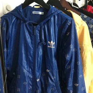  - Windbreakerjacka från adidas i strl 40, i mycket fint skick. Eventuell frakt står köparen för! 