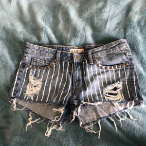  - Jeansshorts med handmålade vita linjer (i tygfärg som kan maskintvättas). Numera för små för mig, passformen är typ xs-s. Jag står för frakten!