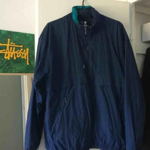  - Nike Windbreaker  Den är blå med turkosa detaljer och vit på insidan! Står inte storleken i jackan så har tagit utifrån mitt eget ögon och kroppsmått! Pris kan absolut diskuterad