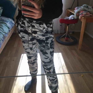  - Camobyxor från Madlady i storlek M, passar L också då de är ganska pösiga och stretchiga. Aldrig använt dom så de är inprincip helt oanvända.  OBS! Du står för frakten! Tar endast swish! 