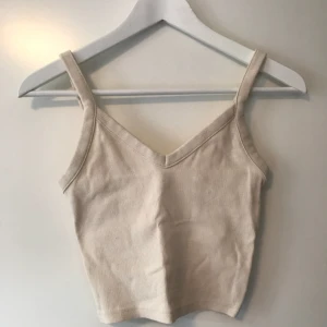  - Vit croptop  96% Bomull 4% Elastan