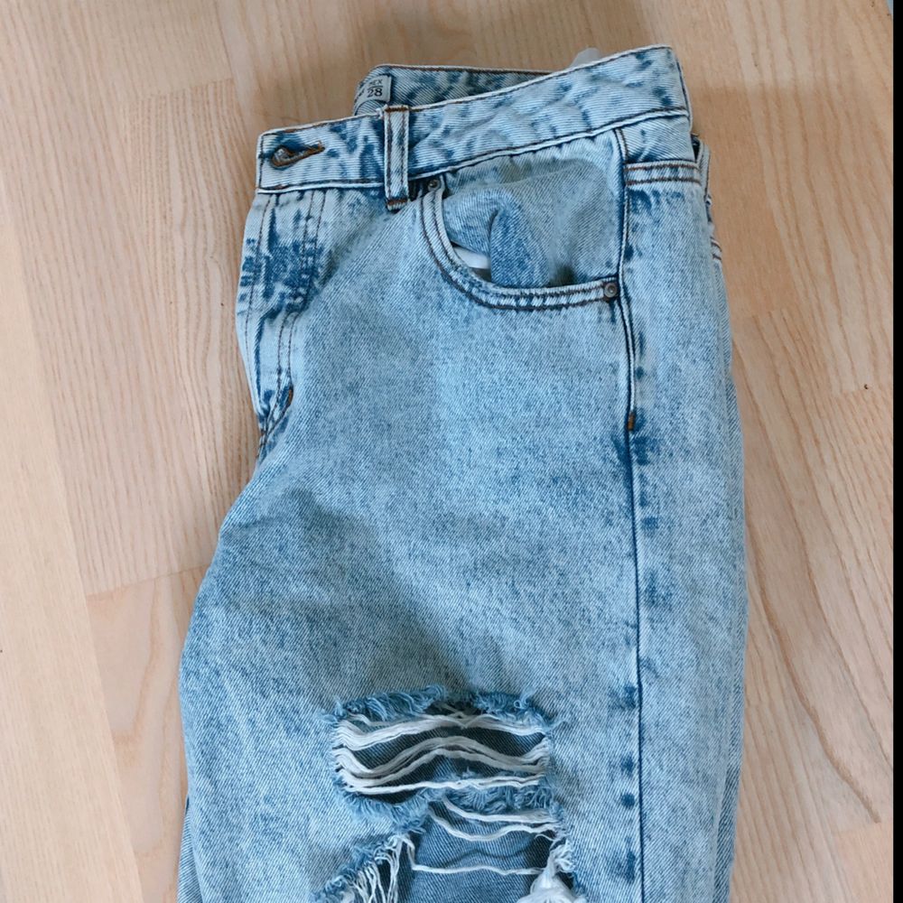 Ripped mom-jeans från Pull&Bear i storlek 38/M! Möts upp i Stockholm, annars står köparen för frakt. . Jeans & Byxor.