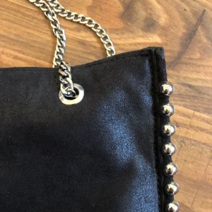  - Svart väska med silver detaljer från zara (nypris 499). I mycket bra skick, bara kedjorna som har släppt lite färg. Men bara där de skaver mot axeln dvs mitt på, inte hela kedjan. (se bild 3)   ✨Möts i Stockholm alt. postar men köparen står för frakten!✨