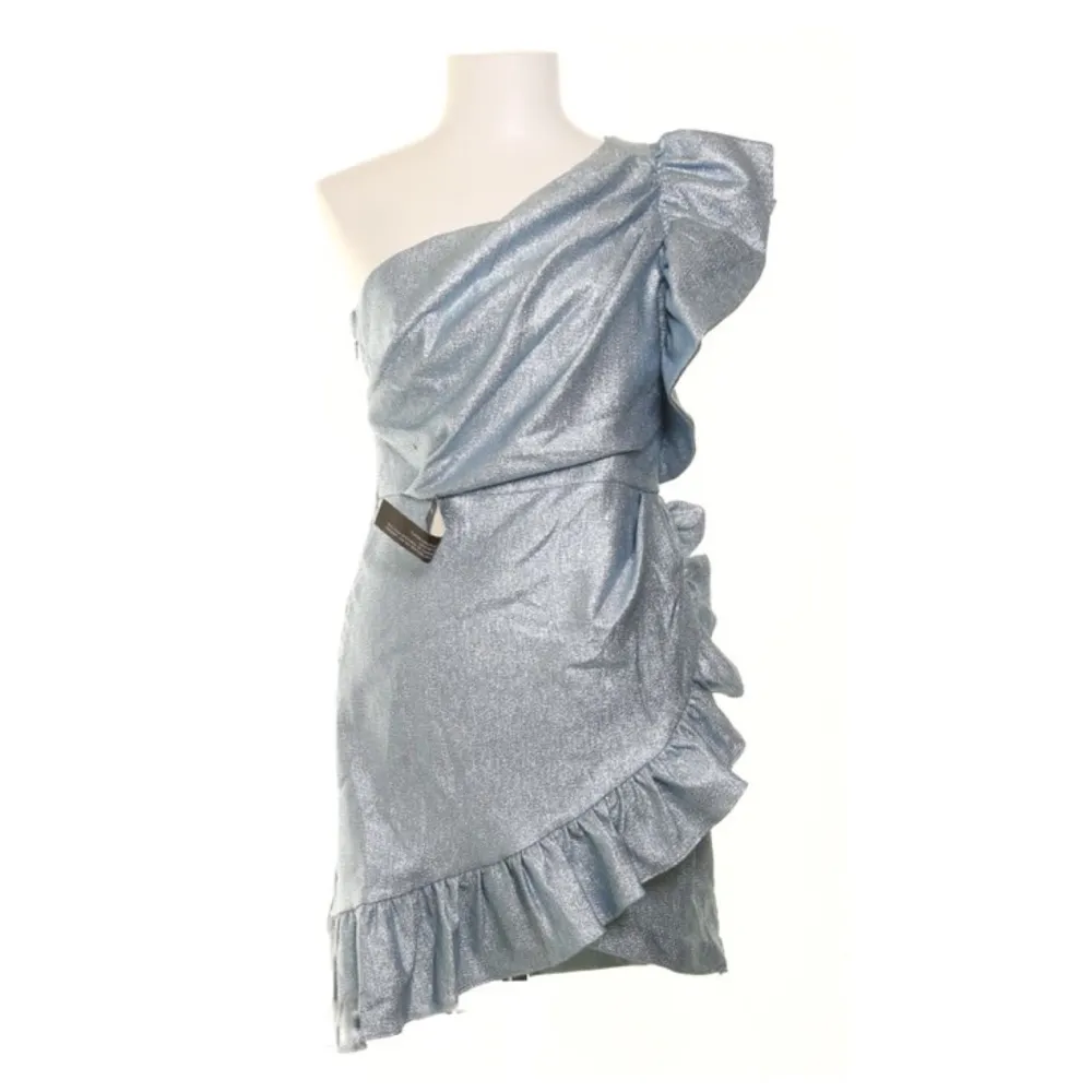 Oanvänd silverblå klänning med prislapp kvar från Topshop. Storlek 38. Jag råkade beställa dubbletter och säljer därför denna. Nypris 1000kr. . Klänningar.