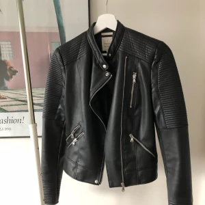  - Jacka i imitationsläder från Zara, XS🌸 I princip helt oanvänd! Nypris ca 600kr (Flyttar utomlands, därav priset). Skriv för frågor eller fler bilder🌸