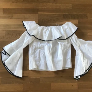  - knappt använd blus från Zara i strl XS men passar även mig med S/M