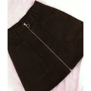  - Svart/mörkgrå jeanskjol från Monki. Aldrig använd. 