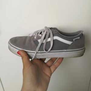  - Använda men inte slitna, vans! Storlek 38. Jag bjuder på halva frakten! Då kostar frakt bara 45kr för dig. 
