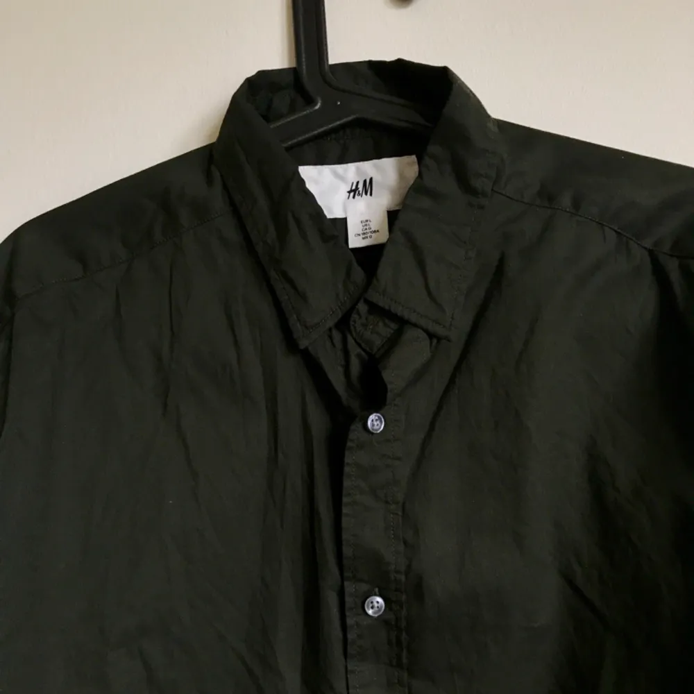 Mörkgrön skjorta från H&M. Frakt tillkommer . Skjortor.