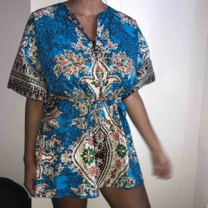  - Underbar klänning/topp med mönster. Passar både som klänning och topp beroende på hur lång man är! Snöret är löst så man kan ta av det om man vill. Dragkedja i mitten. Kan mötas i Stockholm eller skickas mot fraktkostnaden! 😊