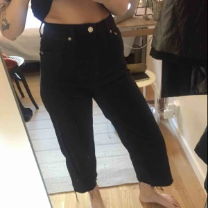  - svarta vida cropped jeans från topshop. pris kan diskuteras! 