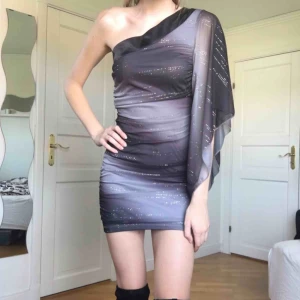  - Väldigt festlig klänning med lite glitter✨ Köpt på min favoritaffär i USA men används tyvärr inte längre, står S på den men uppskattar det mer till XS. Passar perfekt till Nyår 🎊 ~frakt(36kr) ingår i priset