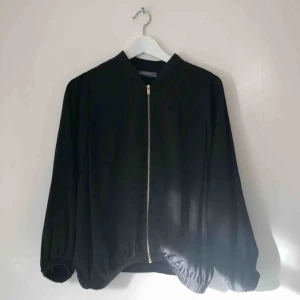  - Svart innejacka i nyskick. ✨