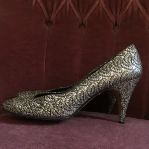  - Döläckra klackar. 7,5 cm höga. ”Glittrar” i ljuset, vilket är svårt att fånga på bild. Passar mig med strl 38,5. Möts upp i Uppsala. 