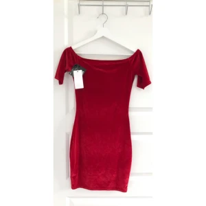  - Säljer denna klarröda fodralklänningen i velvet material från Nelly. Kan upplevas rödare i olika ljus. Endast prövad, aldrig använd, lapparna sitter kvar. 