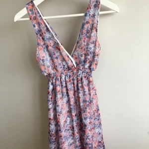  - Blommig klänning i stl S skulle jag tro, står ingen storlek i. 