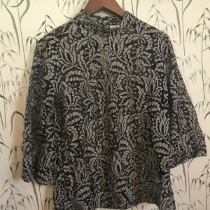  - Second Female spetströja som köptes för 999:- men har aldrig använts, lappen är kvar. Fraktar mer än gärna och köper du fler plagg så skickar jag i samma paket. Kan mötas upp i Falun.  