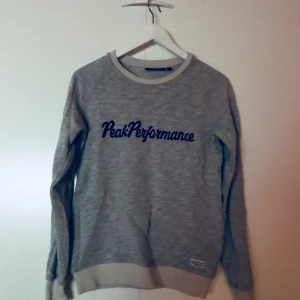  - Peak Performance dam tröja. Använd 1 gång. Muddarna är benvita, dålig bild. 