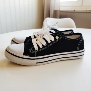  - Ett par låga converse-liknande skor som jag bara använt en gång. 🌼 