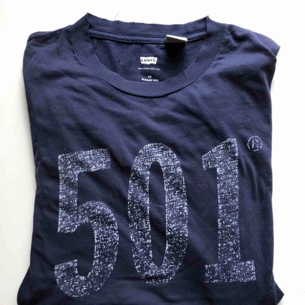 Oanvänd mörkblåt-shirt från märket Levis, frakt är inkluderat i priset. T-shirts.