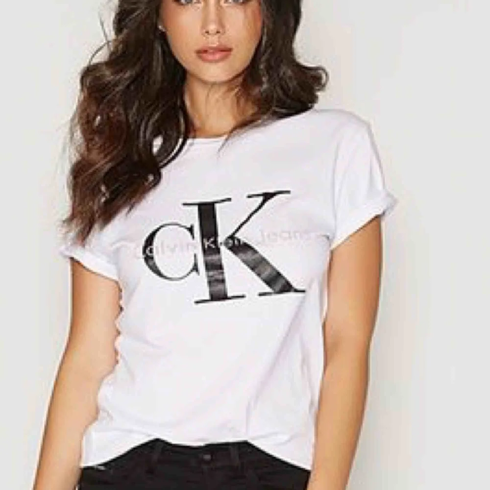 Calvin Klein T-shirt knappt använd.  Inga fläckar.  Kan fraktas!✈️ 32kr . T-shirts.