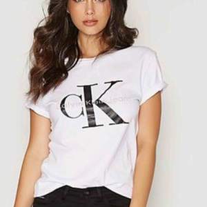 Calvin Klein T-shirt knappt använd.  Inga fläckar.  Kan fraktas!✈️ 32kr 