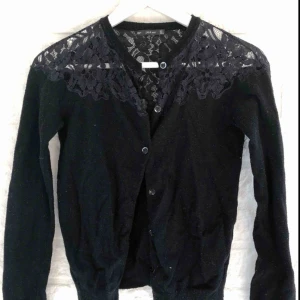  - Svart tunn kofta från Zara med spetsbrodyr upptill. Delvis nopprig och avskalad färg på knapparna men varm i material. Storlek S men passar även XS.  Frakt tillkommer